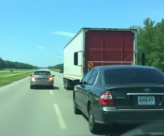 Caminhão tomba e atinge dois carros; amigos escapam ilesos