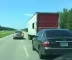 Caminhão tomba e atinge dois carros; amigos escapam ilesos