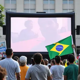 Comunidade haitiana e brasileira torcem juntas em telão instalado pela Prefeitura