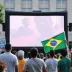 Comunidade haitiana e brasileira torcem juntas em telão instalado pela Prefeitura