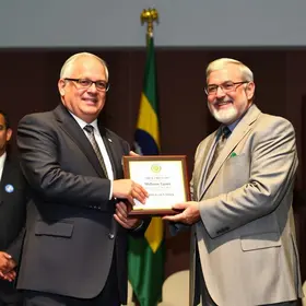 Wilson Santos concede comenda Dante de Oliveira ao conselheiro do TCE