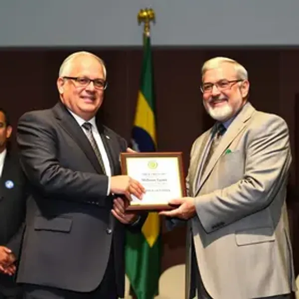 Wilson Santos concede comenda Dante de Oliveira ao conselheiro do TCE