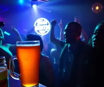 Com cerveja e funk, ex