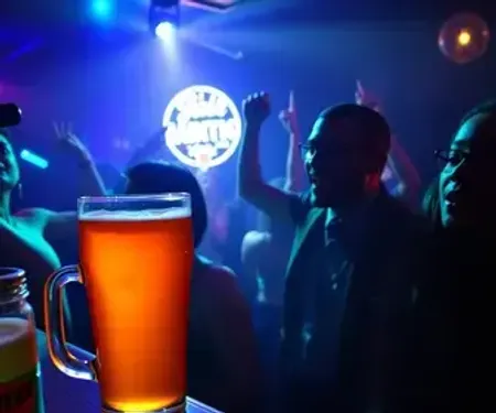 Com cerveja e funk, ex