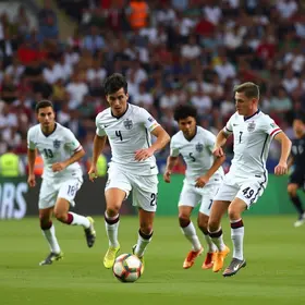 Inglaterra supera expulsão, bate México no Azteca e avança às quartas de final