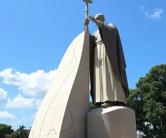 Cuiabá inaugura escultura de São João Paulo II nos 35 anos da visita do Papa