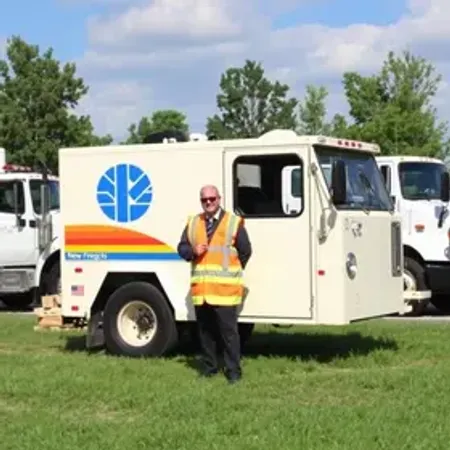Prefeito anuncia chegada de nova máquina para reforçar frota municipal